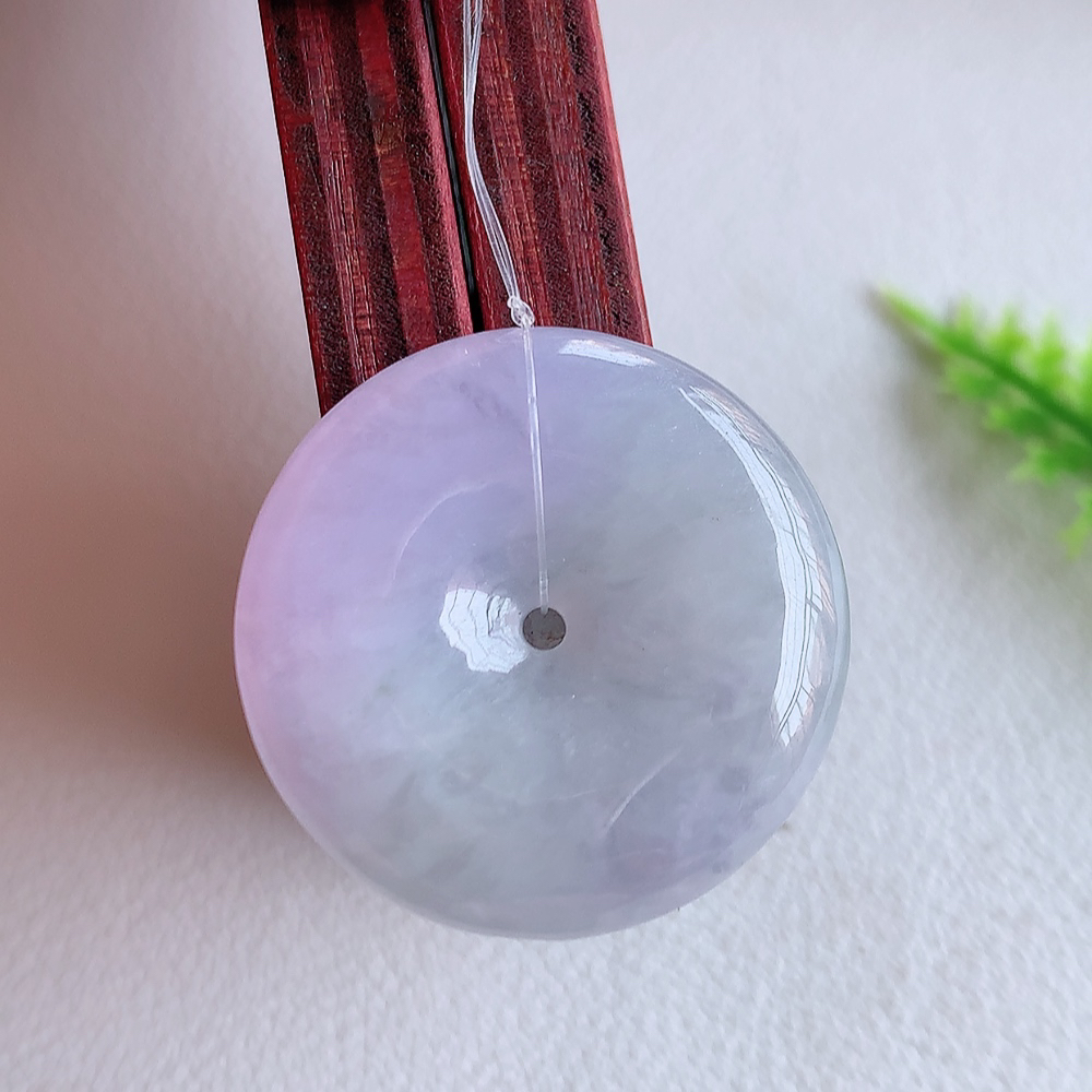 冰润紫罗兰平安扣吊坠，厚装饱满，冰润剔透，细腻水足，种质润泽，飘花灵动，佩戴优雅大气，W49.18   尺寸：24.6-5.5mm