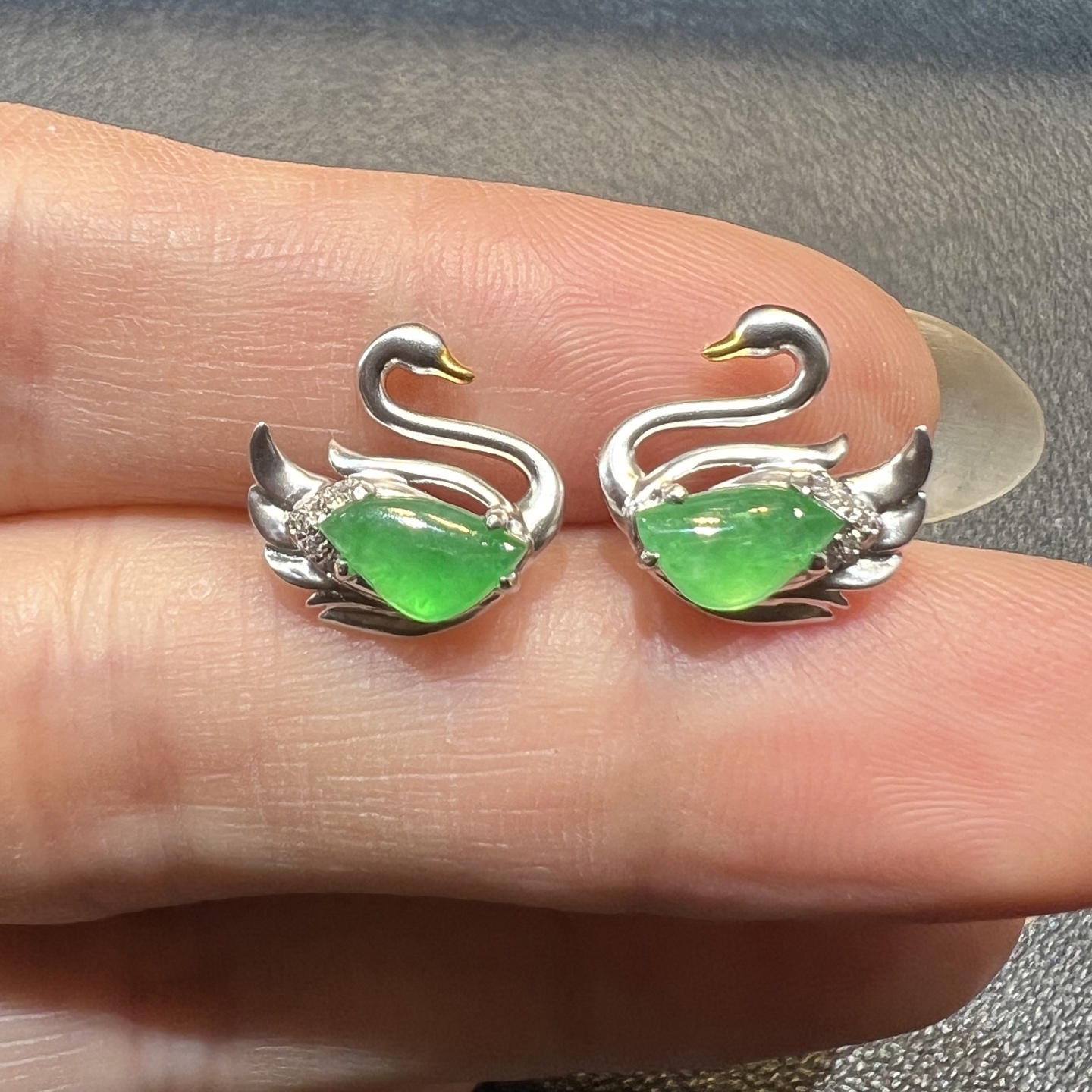 ️18k金钻石镶嵌冰种起光阳绿翡翠天鹅耳钉设计款天然缅甸翡翠A货，7.2-4.5