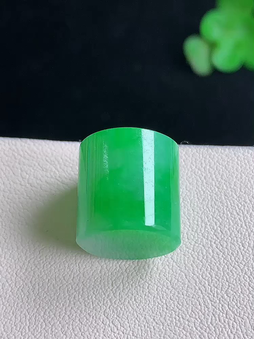  飘阳绿圆柱，无裂，尺寸13.3/13.5，№;y19yh   18