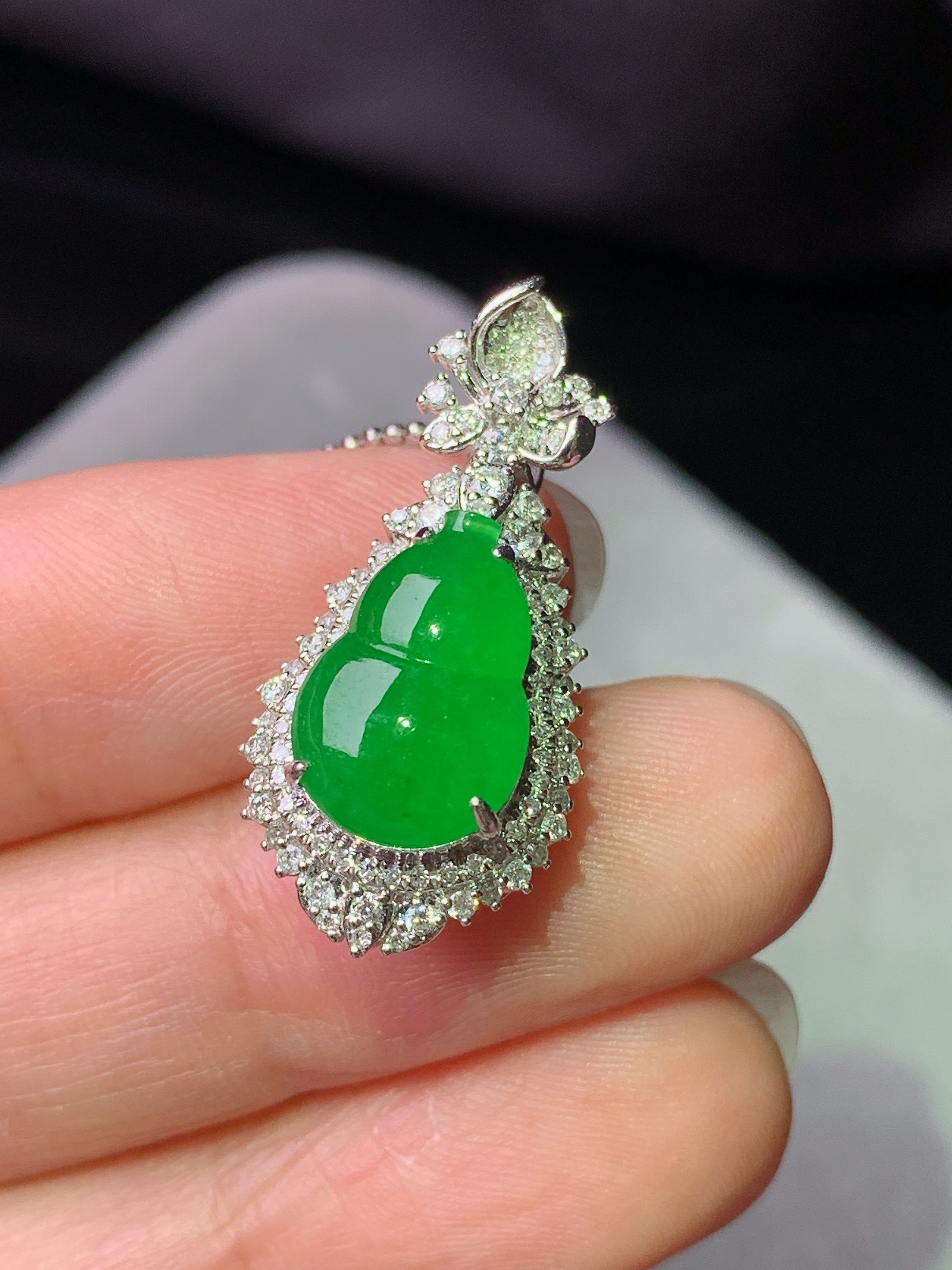 18k金钻镶嵌满绿葫芦吊坠 玉质细腻 色泽艳丽清新 水润亮眼 整体尺寸26.8*13*11.5f1