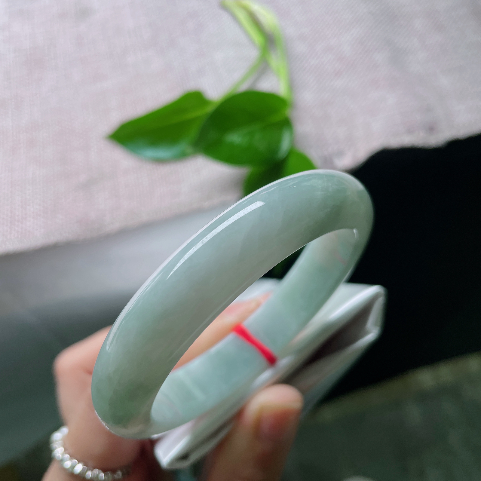 56/12.7/8，淡绿底正圈，水润凝脂，温润通透。低调不张扬，百搭显气质，棉线..