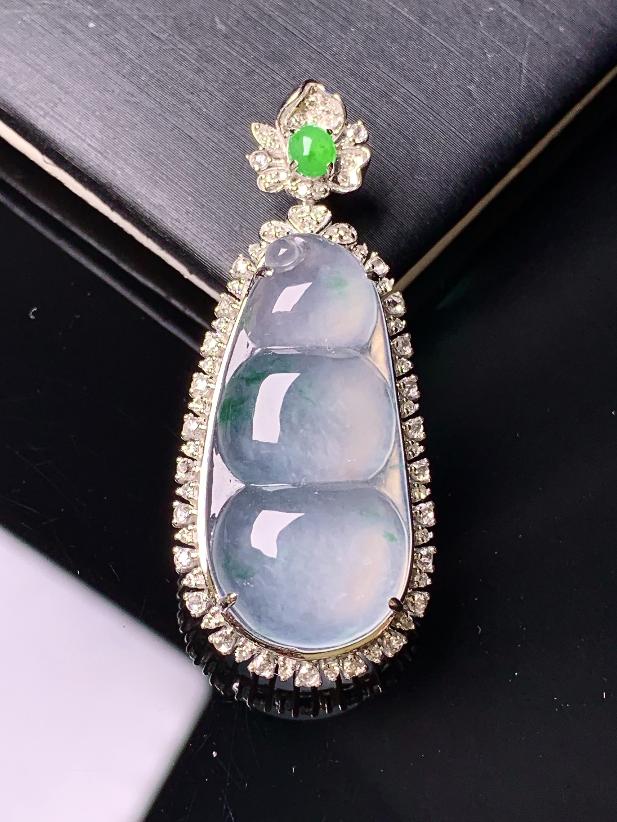 18k金钻镶嵌冰种飘绿四季豆吊坠 玉质细腻 色泽艳丽清新 水润亮眼 整体尺寸 39.8*17*9.8k1