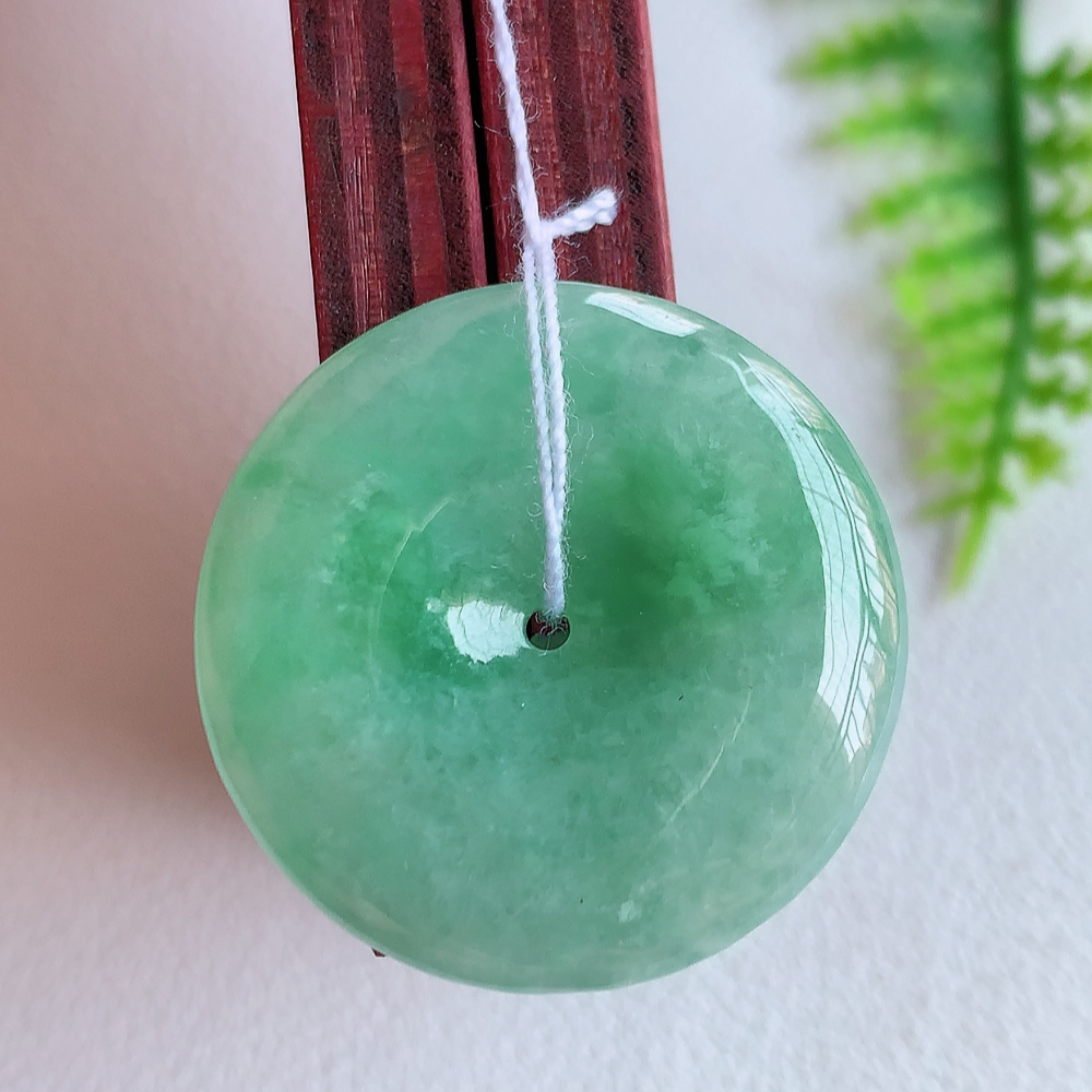 冰润飘绿平安扣吊坠，厚装饱满，冰润剔透，细腻水足，种质润泽，飘花灵动，佩戴优雅大气，W415.18   尺寸：26.8-5.8mm