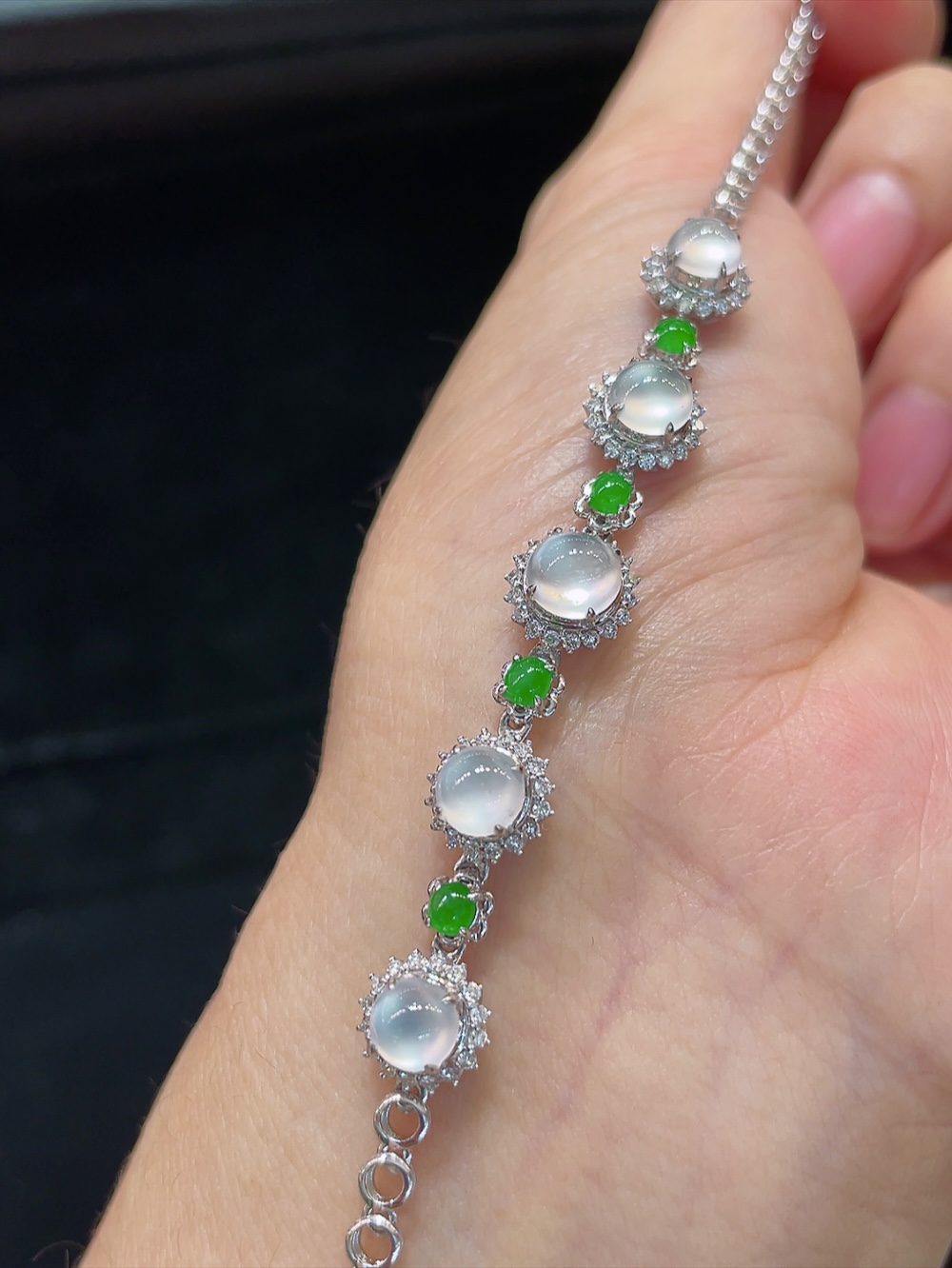 ️高冰，手链，大件饱满，通透水润，玉质细腻，翠色鲜艳，18k金奢华钻石镶嵌，5.8-5.7-3.5