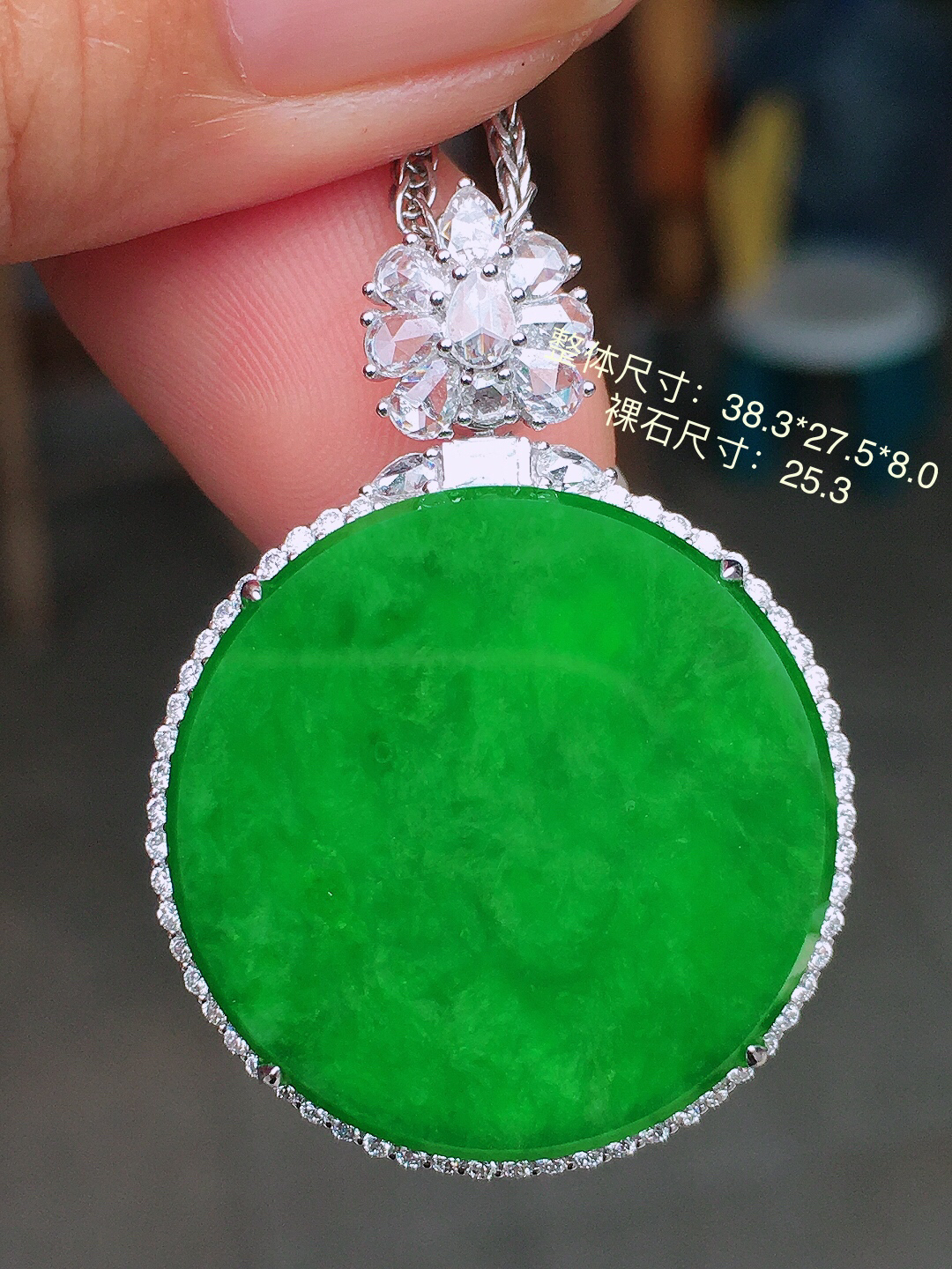 阳绿平安扣吊坠，色泽均匀艳丽，玉质细腻，荧光感超
强，饱满圆润，尽显优雅气质，18k
金豪华镶嵌