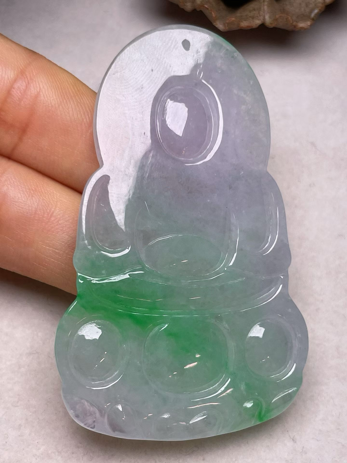 冰糯种飘绿【观音菩萨】吊坠，种水好，玉质细腻 ，卖相好.