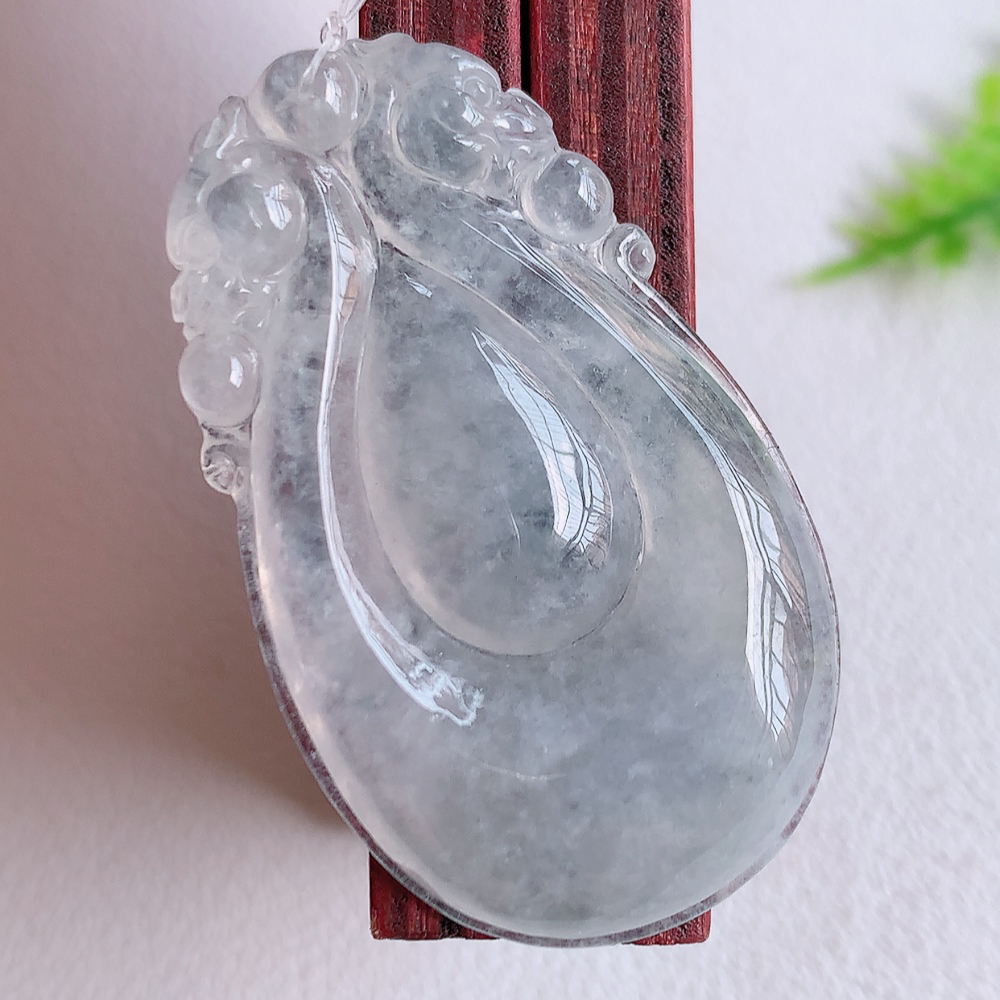 冰润福贝翡翠吊坠，寓意“辈辈有福，财源广进”水足莹润。通体清新通透，佩戴效果优雅迷人，W49.18 尺寸：39-23.5-5.8mm