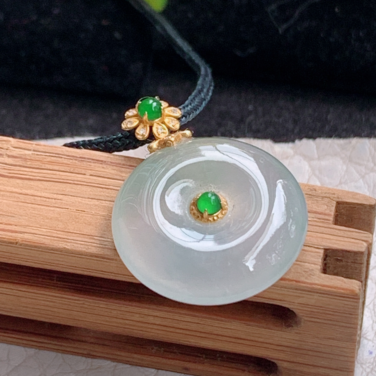 zz3实拍26.2*18.3*5.3天然缅甸翡翠冰透平安扣小吊坠淡晴水镶金玉扣锁骨坠