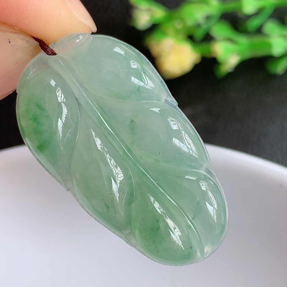冰润飘花金枝玉叶翡翠吊坠  寓意“金枝玉叶，大业有成，一夜成名”  饱满大气，水润通透。W357.1