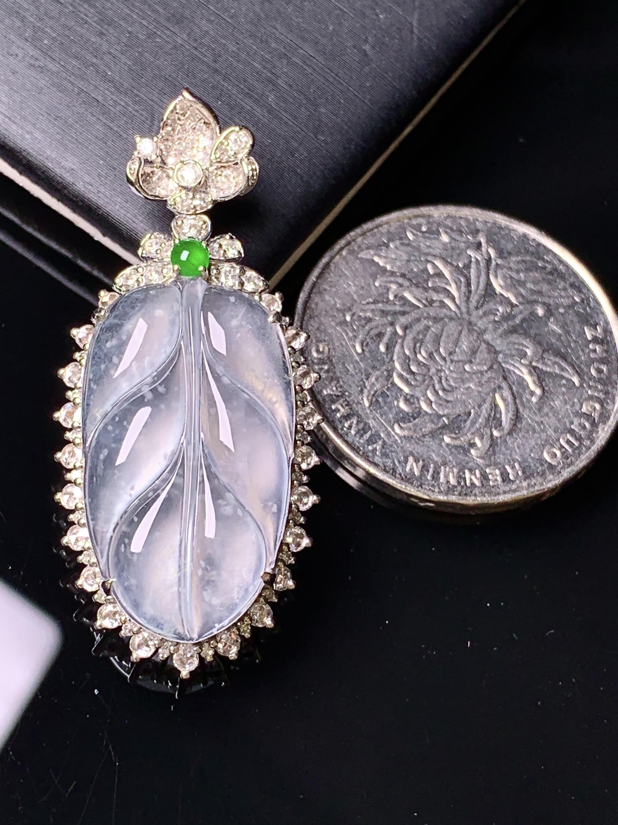 18k金钻镶嵌冰种雪花棉树叶吊坠 玉质细腻 色泽艳丽清新 水润亮眼 整体尺寸39.8*18*8.5f5