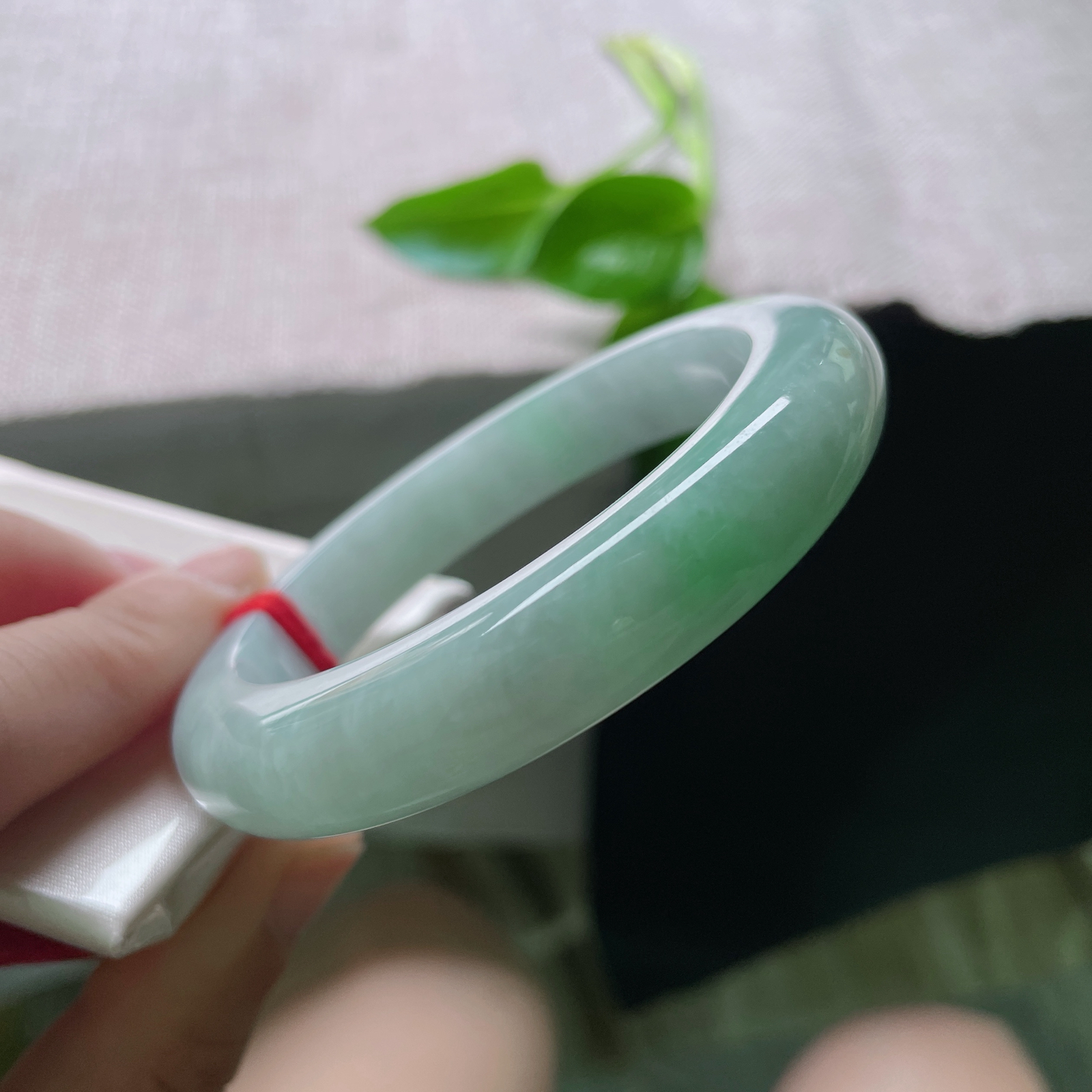 56.3/11.7/9.5飘绿正圈，一抹绿色，翠色伊人，料子细腻，皮纹..