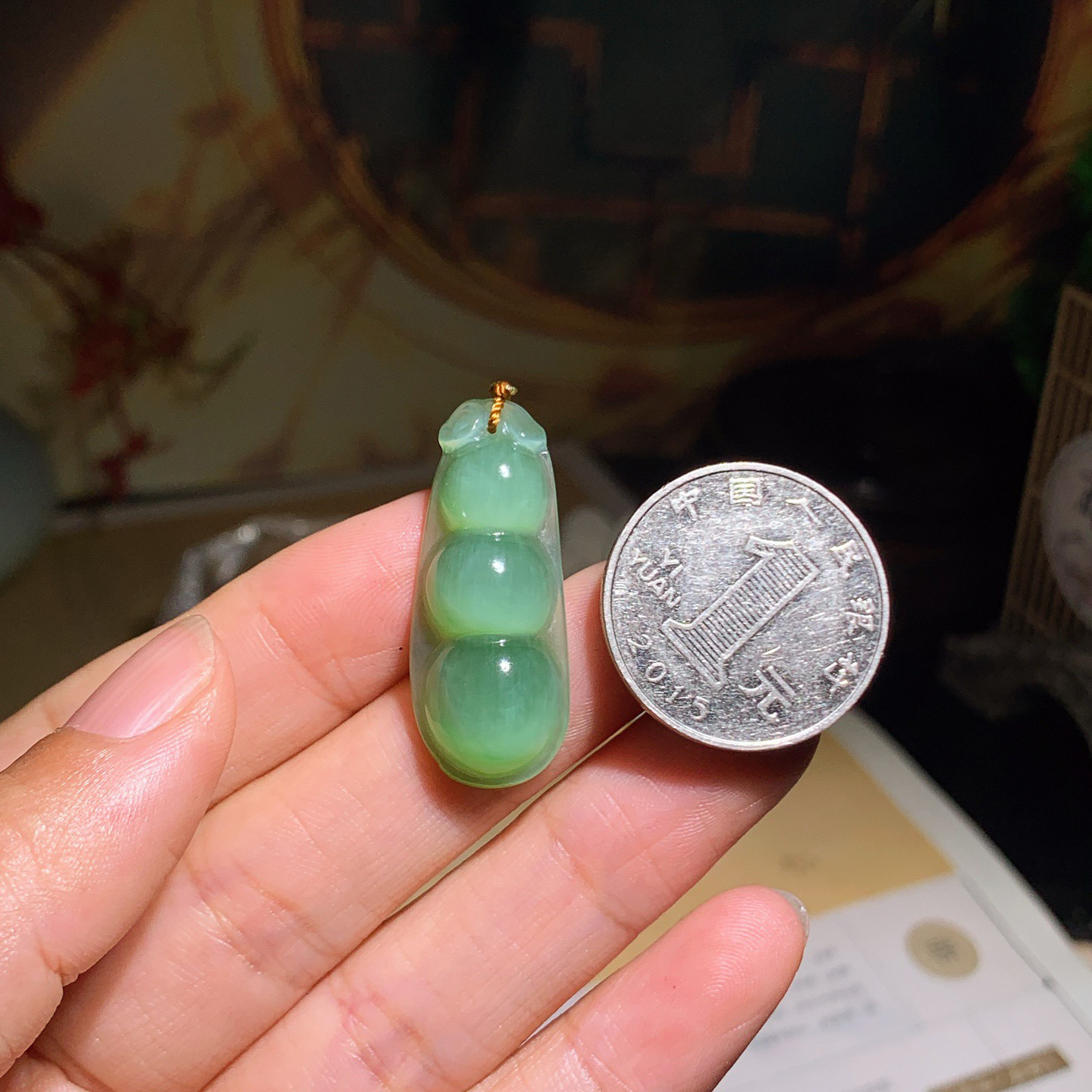 和田玉阳绿猫眼俄罗斯碧玉福豆四季豆挂件 尺寸34/14/7重4.8克，玉质细腻油润 底色纯净 脂粉好，品质好！lt260418