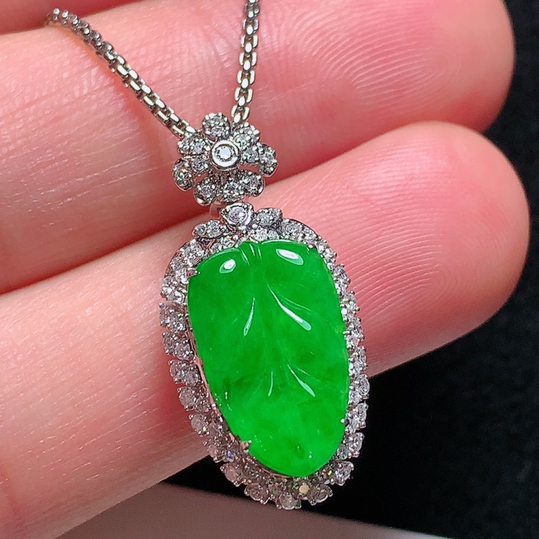 ️18k金镶嵌冰种阳绿金枝玉叶吊坠，种老水头好，又冰又润，饱满无裂：25.7/12.6/8.2mm