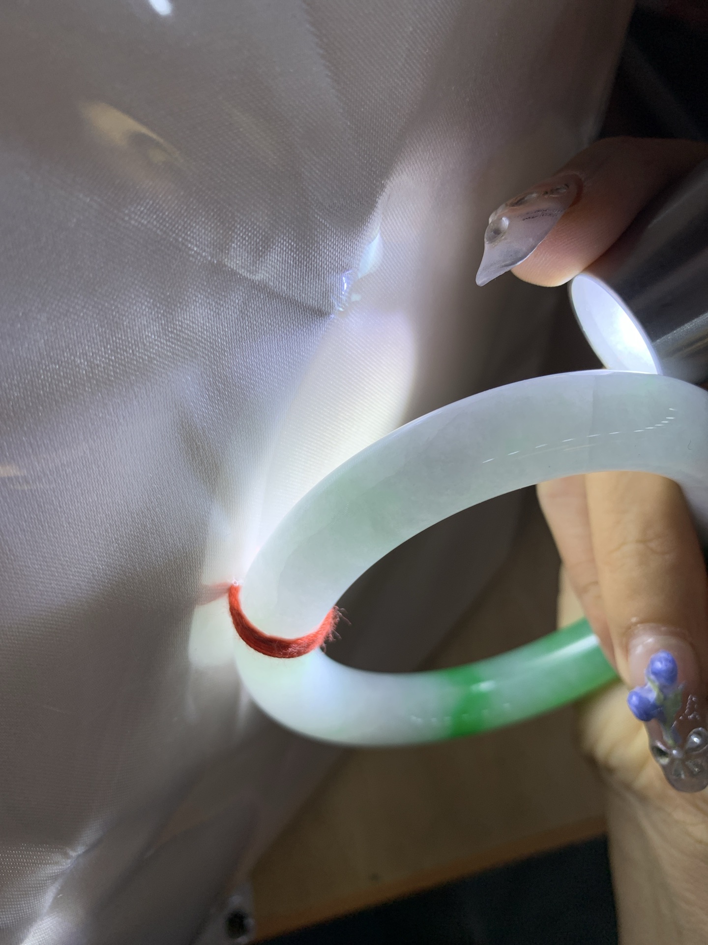 白底青辣绿圆条，55.1-10.6-11.1，0419-N481，打灯多处细纹，有断纹，底妆水润，一节辣绿花点缀，镯色生香，腕间之美，水润中透着灵气，仙气缭绕，温婉可人，举手投足间皆是美好