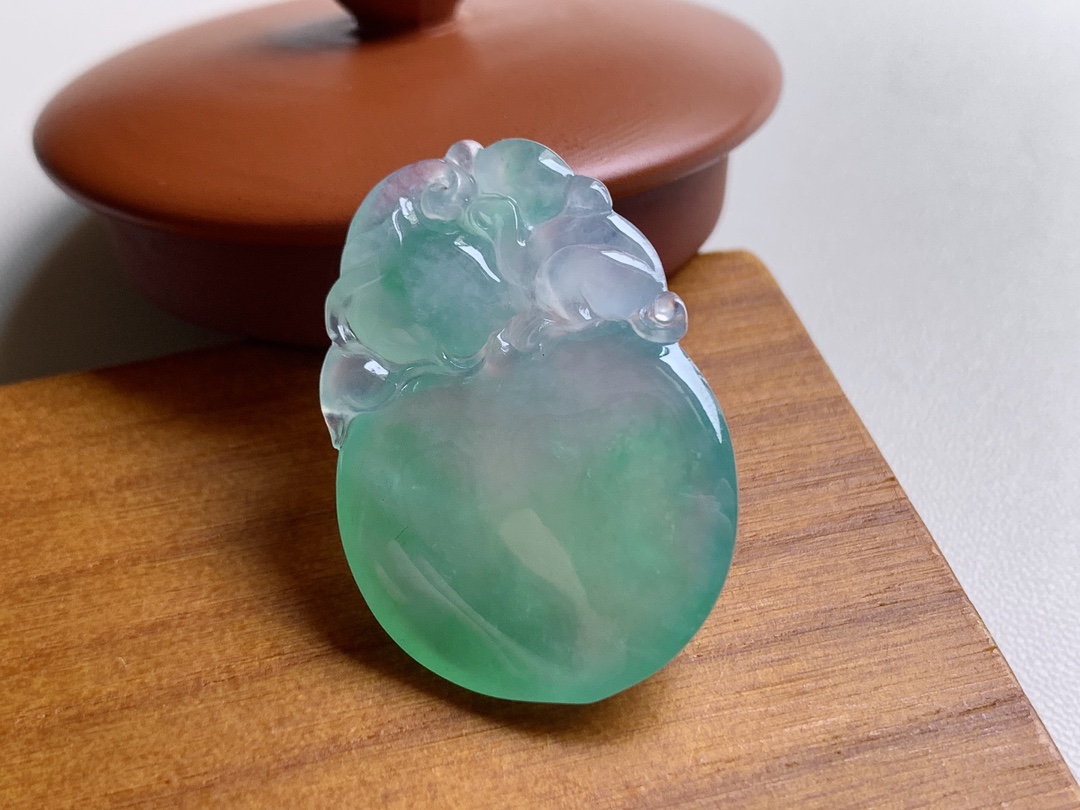 ️ 冰种阳绿猴桃 色泽青翠漂亮，鼓鼓的厚实讨喜，无裂尺寸34*23.3*7.6 超值