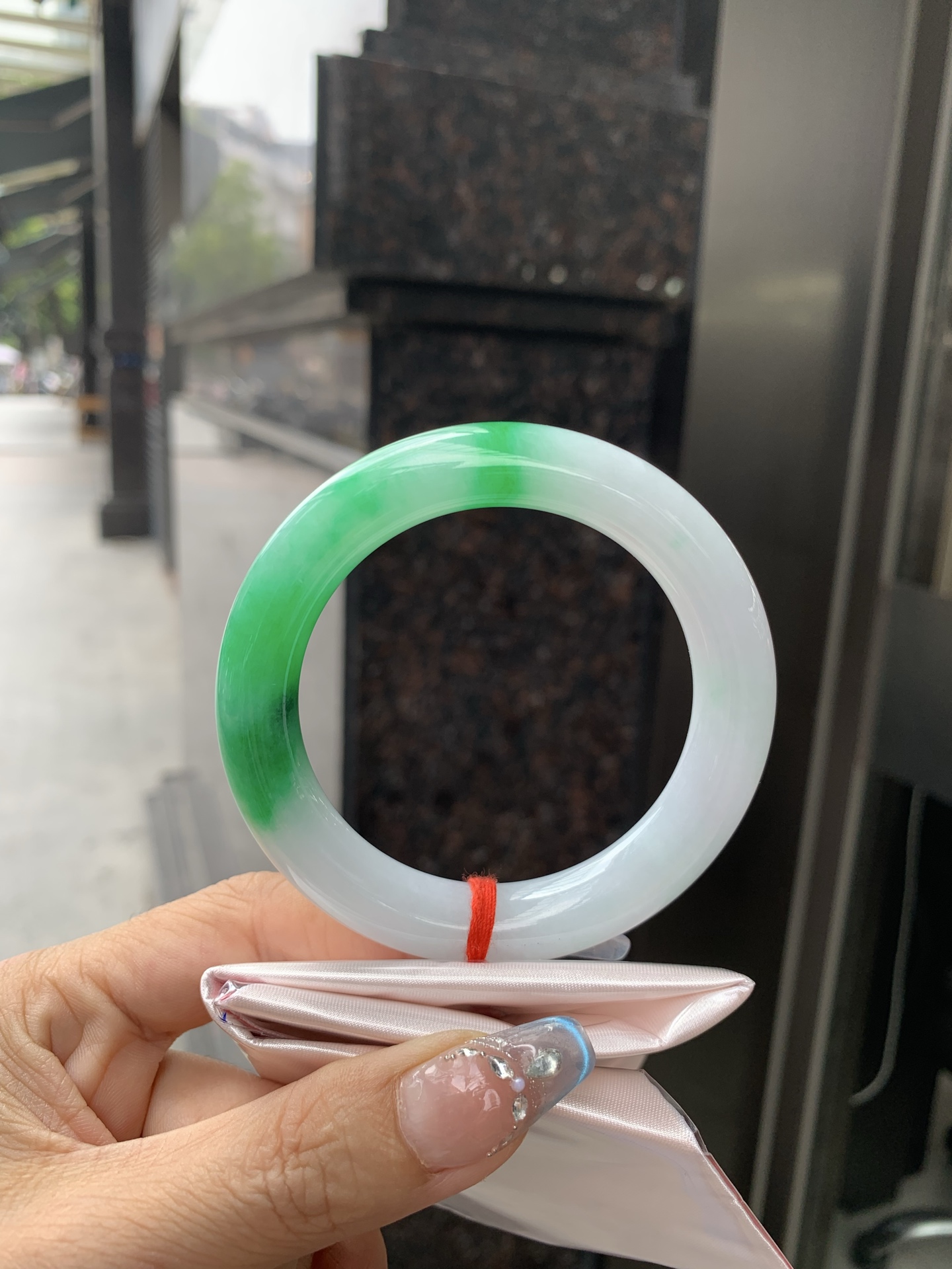 白底青辣绿圆条，55.1-10.6-11.1，0419-N481，打灯多处细纹，有断纹，底妆水润，一节辣绿花点缀，镯色生香，腕间之美，水润中透着灵气，仙气缭绕，温婉可人，举手投足间皆是美好