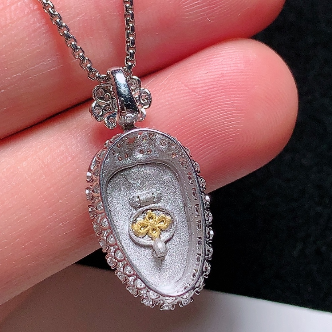 ️18k金镶嵌冰种阳绿金枝玉叶吊坠，种老水头好，又冰又润，饱满无裂：25.7/12.6/8.2mm裸石：14.8/9.1/2mm