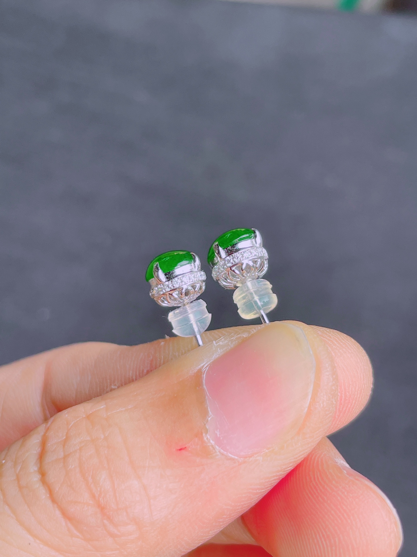 ️超值，高冰绿蛋面耳钉 晶莹剔透，新颖时尚，无裂，9-7-4