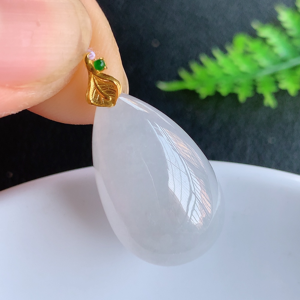 冰润水滴翡翠吊坠，款式新颖时尚，日常百搭的款。满满的份量感，18k金镶嵌，上身效果优雅迷人！性价比超