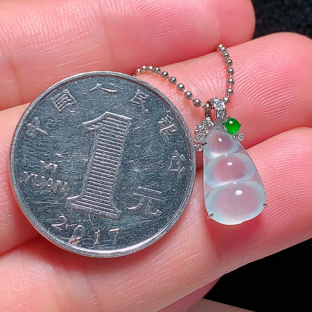 ️18k金镶嵌冰种福豆吊坠，种老水头好，又冰又润，饱满无裂：17.3/8.2/5.4mm裸石：12.5/7.6/3.6mm，ss50182a