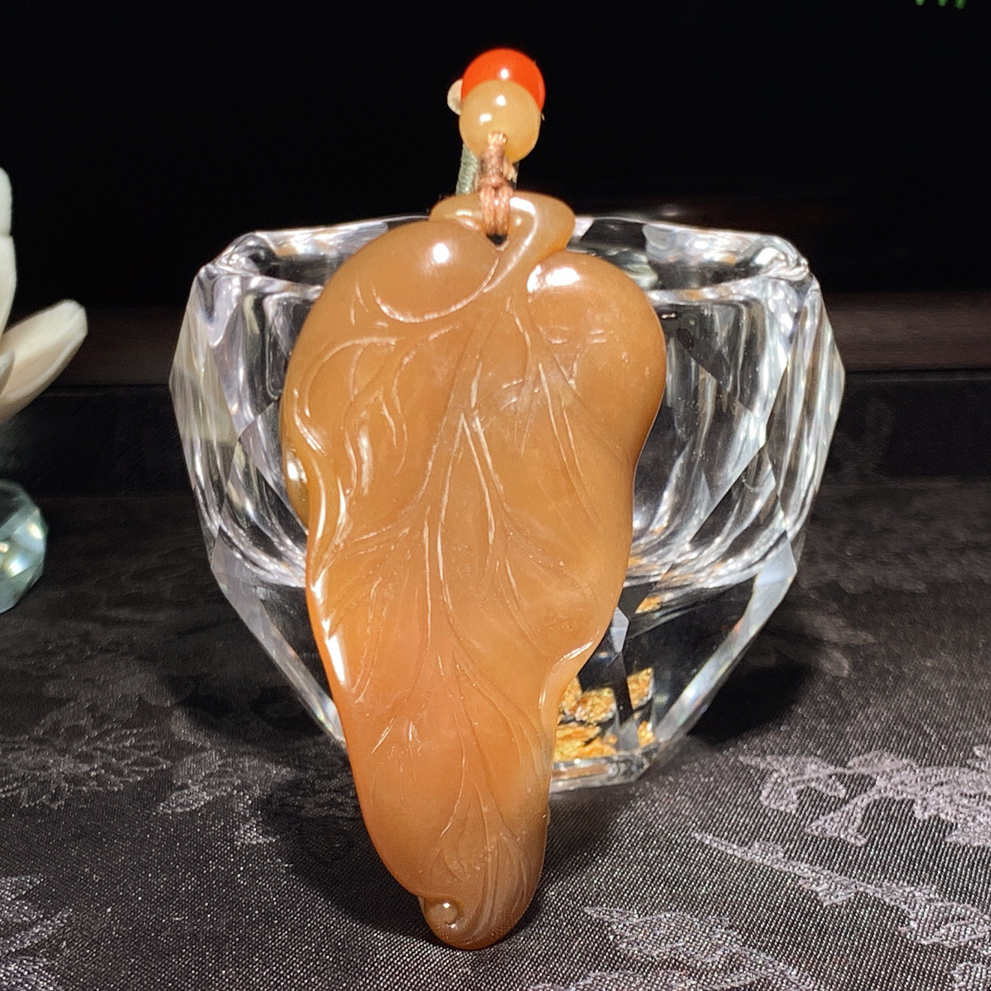 新疆和田玉且末糖一鸣惊人挂件 尺寸60/30/12重28.7克！玉质细腻油润 底色纯净 脂粉好，品质好。lt260318