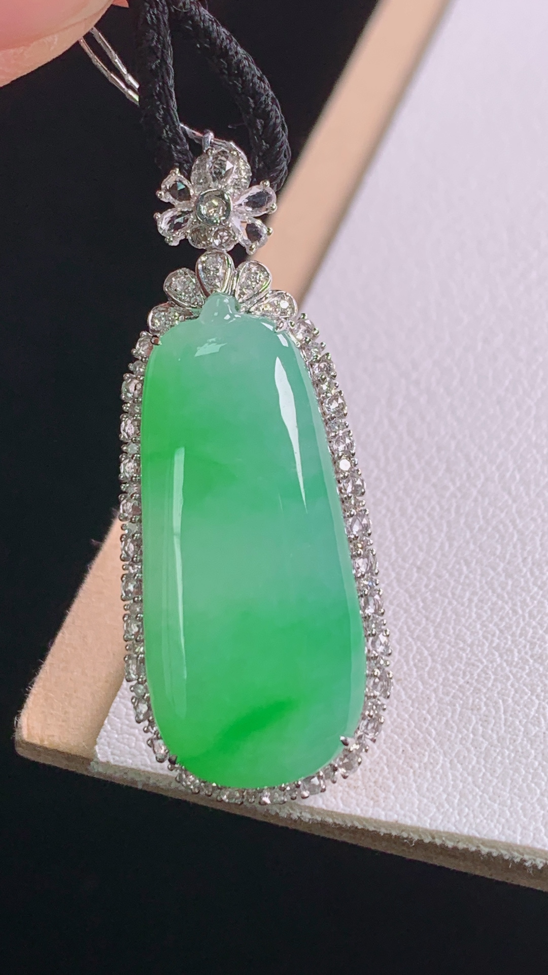 ️冰飘绿福瓜吊坠，18K重金镶嵌，花色灵动，胶感十足，无裂，尺寸:36.9-15.1-7.9/裸石26.8-12.1-3.8mm