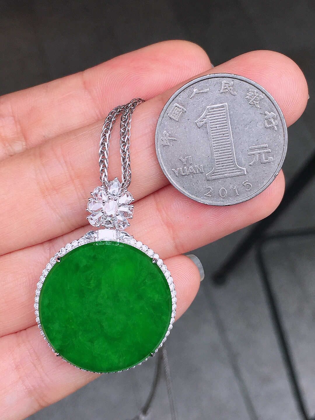 阳绿平安扣吊坠，色泽均匀艳丽，玉质细腻，荧光感超
强，饱满圆润，尽显优雅气质，18k
金豪华镶嵌