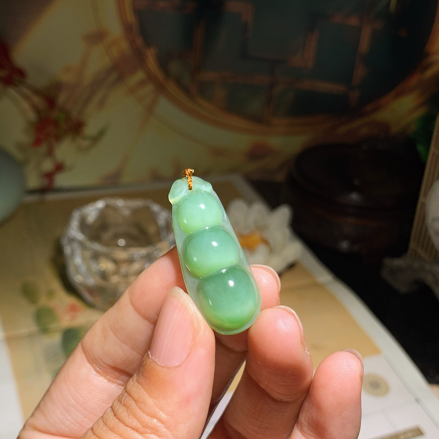 和田玉阳绿猫眼俄罗斯碧玉福豆四季豆挂件 尺寸34/14/7重4.8克，玉质细腻油润 底色纯净 脂粉好，品质好！lt260418