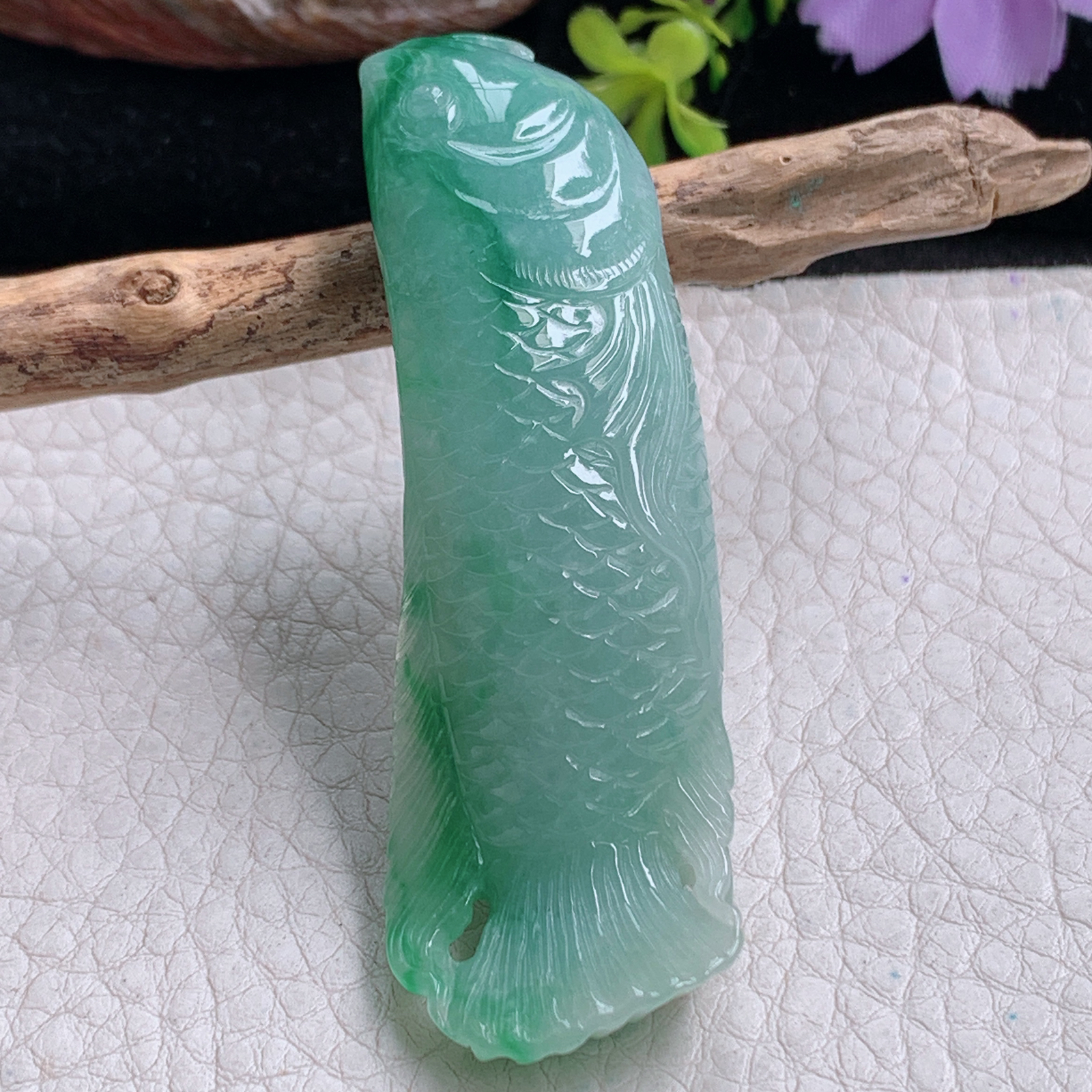 zz3实拍66*21*10天然缅甸翡翠飘绿花金龙鱼吊坠立体精雕年年有鱼玉坠