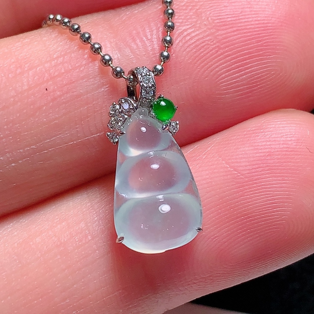 ️18k金镶嵌冰种福豆吊坠，种老水头好，又冰又润，饱满无裂：17.3/8.2/5.4mm裸石：12.5/7.6/3.6mm，ss50182a