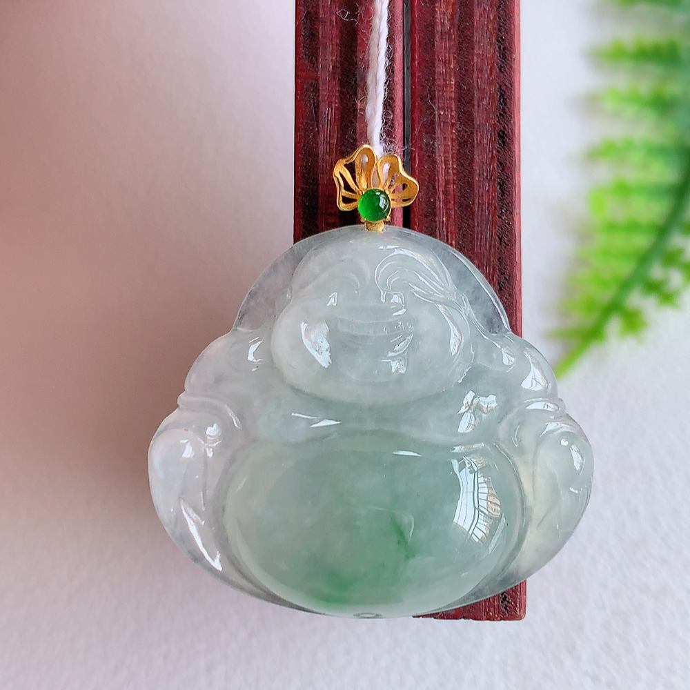 18k金扣冰润飘花佛公挂件 玉质细腻  精雕弥勒佛，笑佛福耳垂肩，面相喜庆，开怀大笑，憨态可掬。惟妙