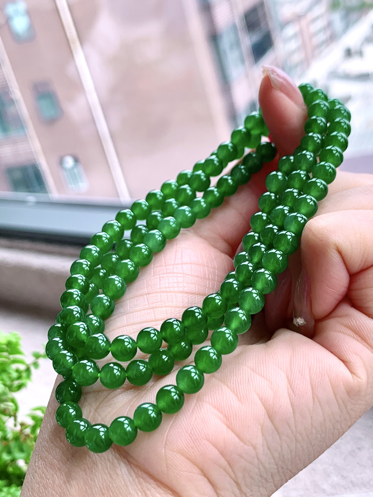 【珠子】️阳绿珠链圆珠子珠链
【说明】缅料 性价比高  
【尺寸】5.8mm，118颗
【重量】41.8克

· 绿韵流转，意韵悠长。
· 此串阳绿珠链如春水初融，118颗圆珠似星子落于玉盘，阳绿如梵音暖光，冰透若禅心映雪。光在珠间流转，如心在尘世间观照，不执于形，不迷于色，只余一份通透与安然，让人见之忘俗。