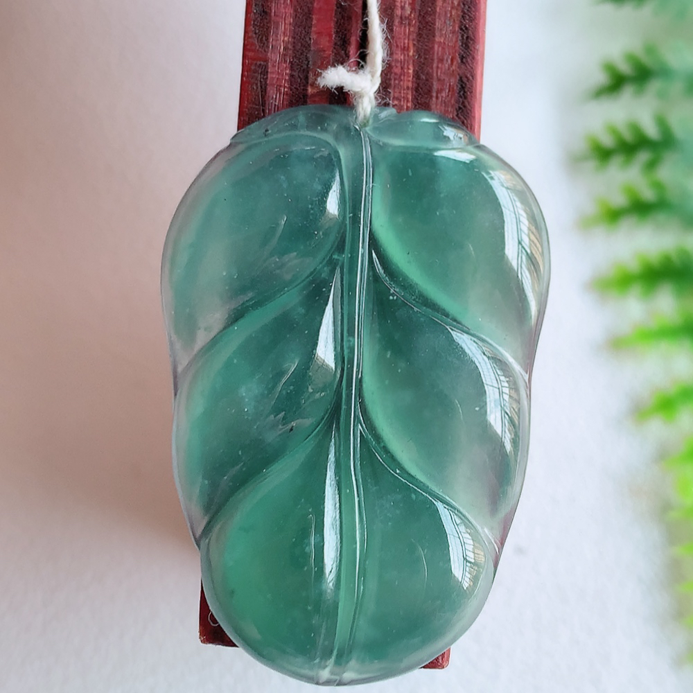 蓝冰金枝玉叶翡翠吊坠  老种起胶感  飘花灵动  寓意“金枝玉叶，大业有成，一夜成名”  饱满大气，水润通透。W415.18 尺寸：32-22.2-3.8mm