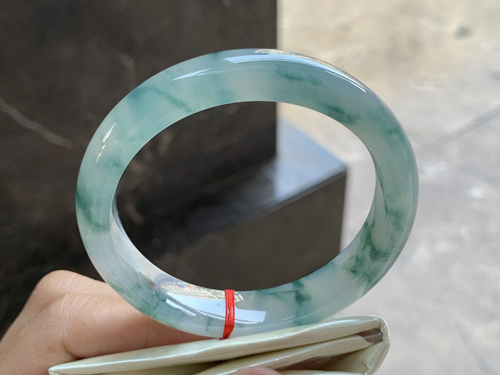 55.5-11.8-8.2

飘花手镯^_^满花细腻，实物更好看