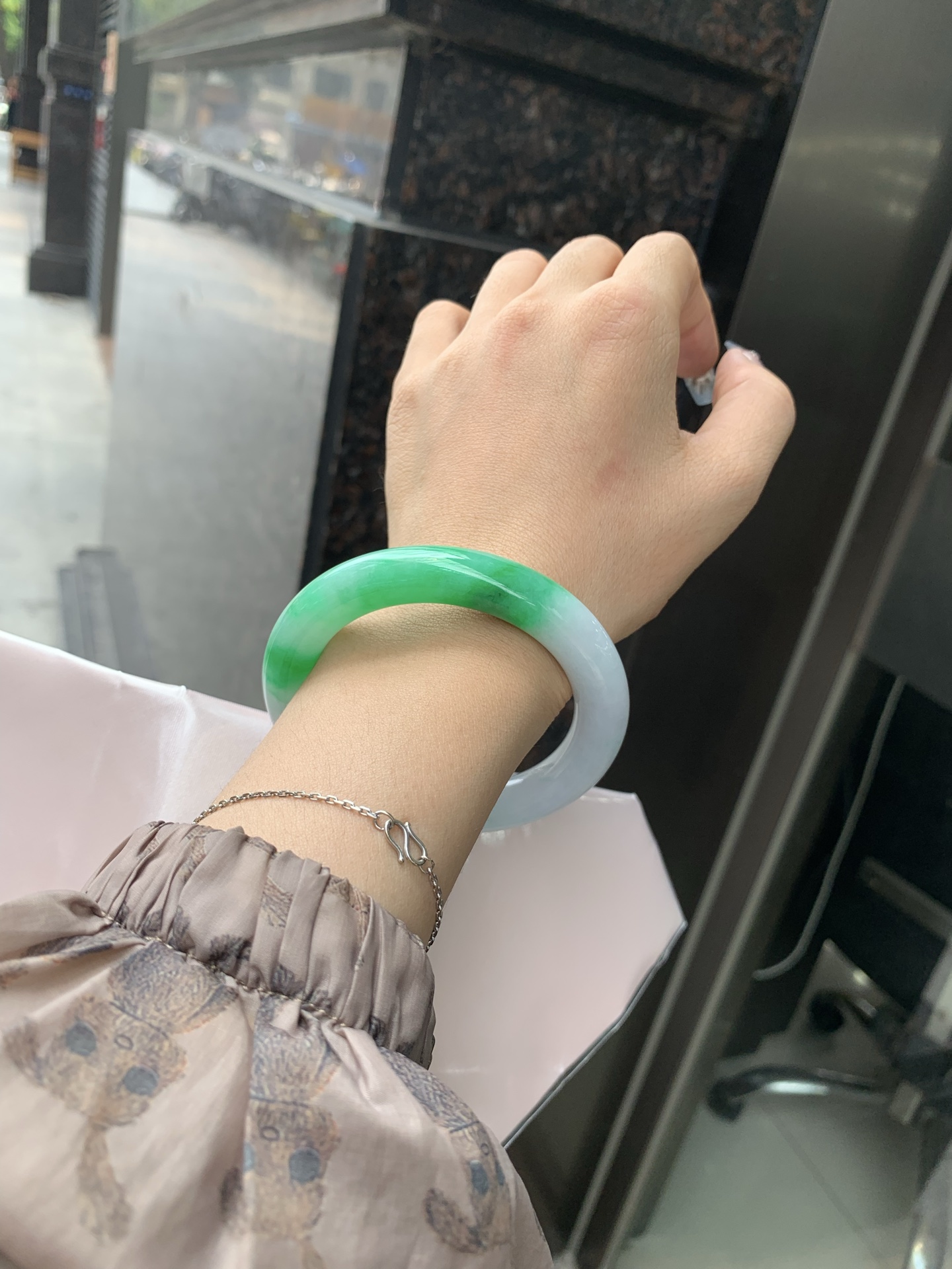 白底青辣绿圆条，55.1-10.6-11.1，0419-N481，打灯多处细纹，有断纹，底妆水润，一节辣绿花点缀，镯色生香，腕间之美，水润中透着灵气，仙气缭绕，温婉可人，举手投足间皆是美好