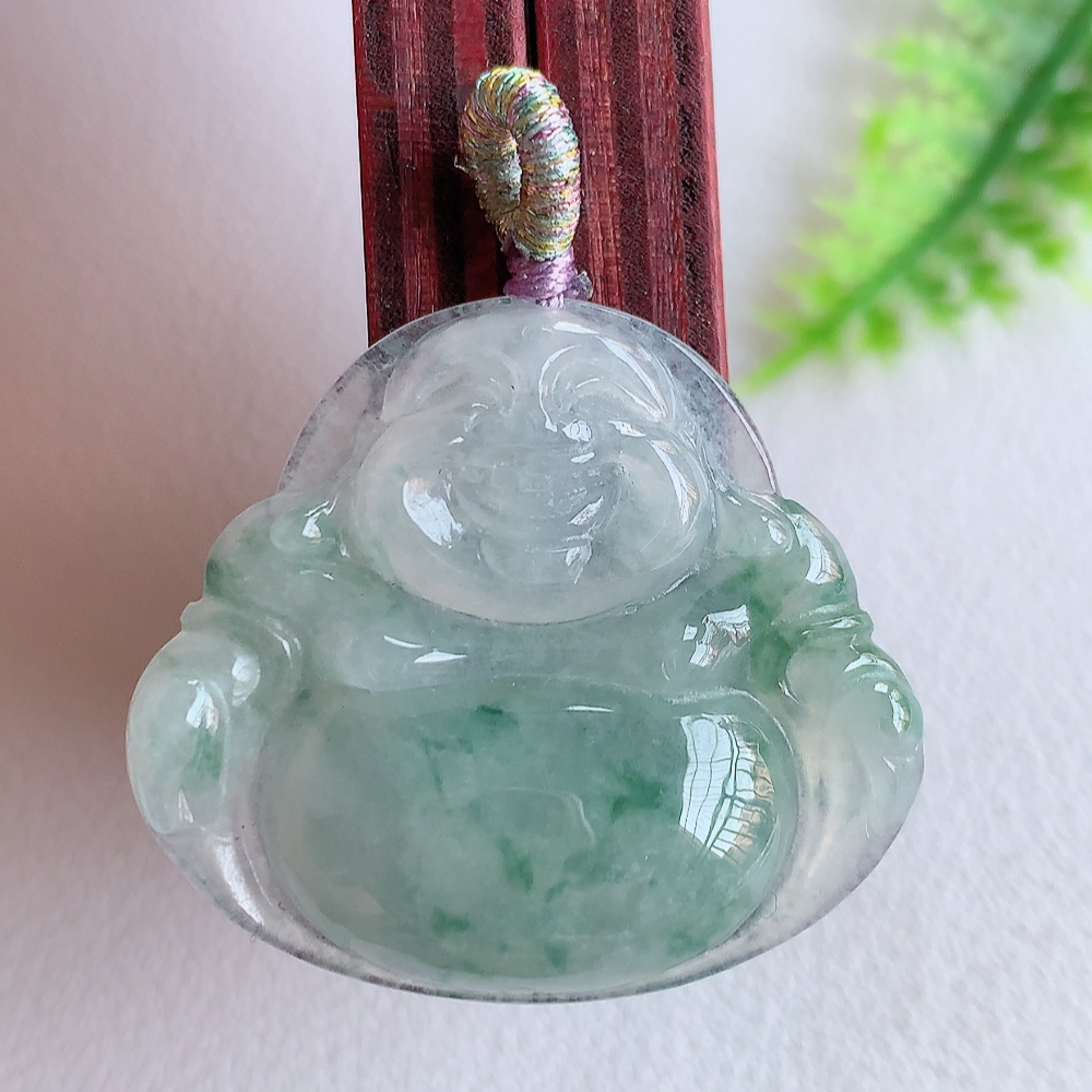 冰润飘花佛公挂件 玉质细腻  精雕弥勒佛，笑佛福耳垂肩，面相喜庆，开怀大笑，憨态可掬。惟妙惟肖，寓意福禄双全，吉祥美满，笑口常开 W415.18  尺寸：27.5-31-5.3mm