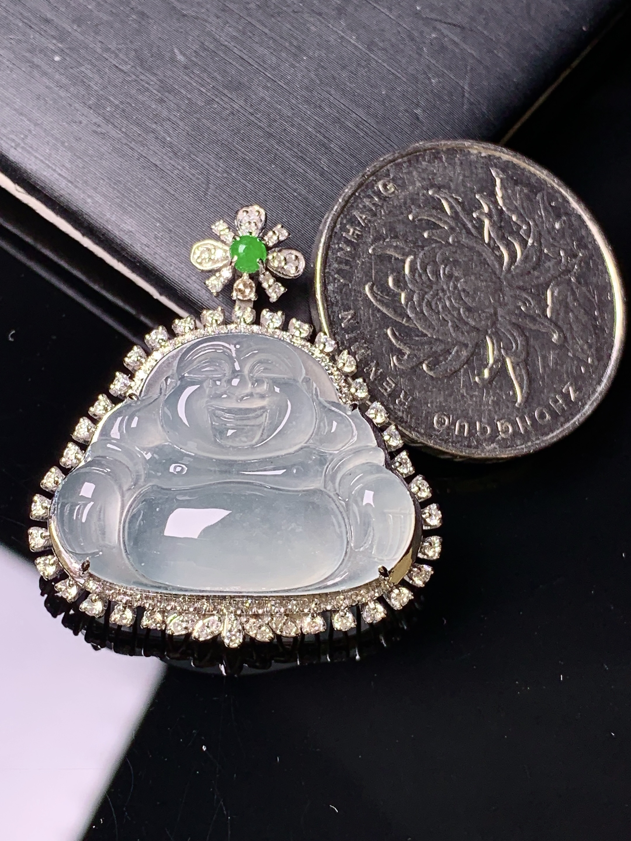 18k金钻镶嵌冰种佛公吊坠 玉质细腻 色泽艳丽清新 水润亮眼 整体尺寸31.5*28.3*10.2k1