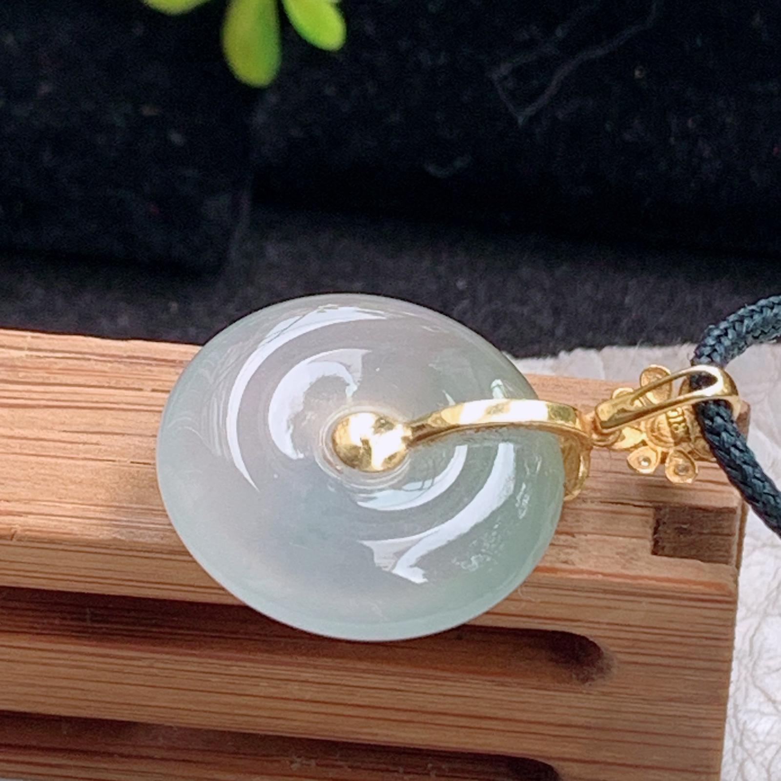 zz3实拍26.2*18.3*5.3天然缅甸翡翠冰透平安扣小吊坠淡晴水镶金玉扣锁骨坠