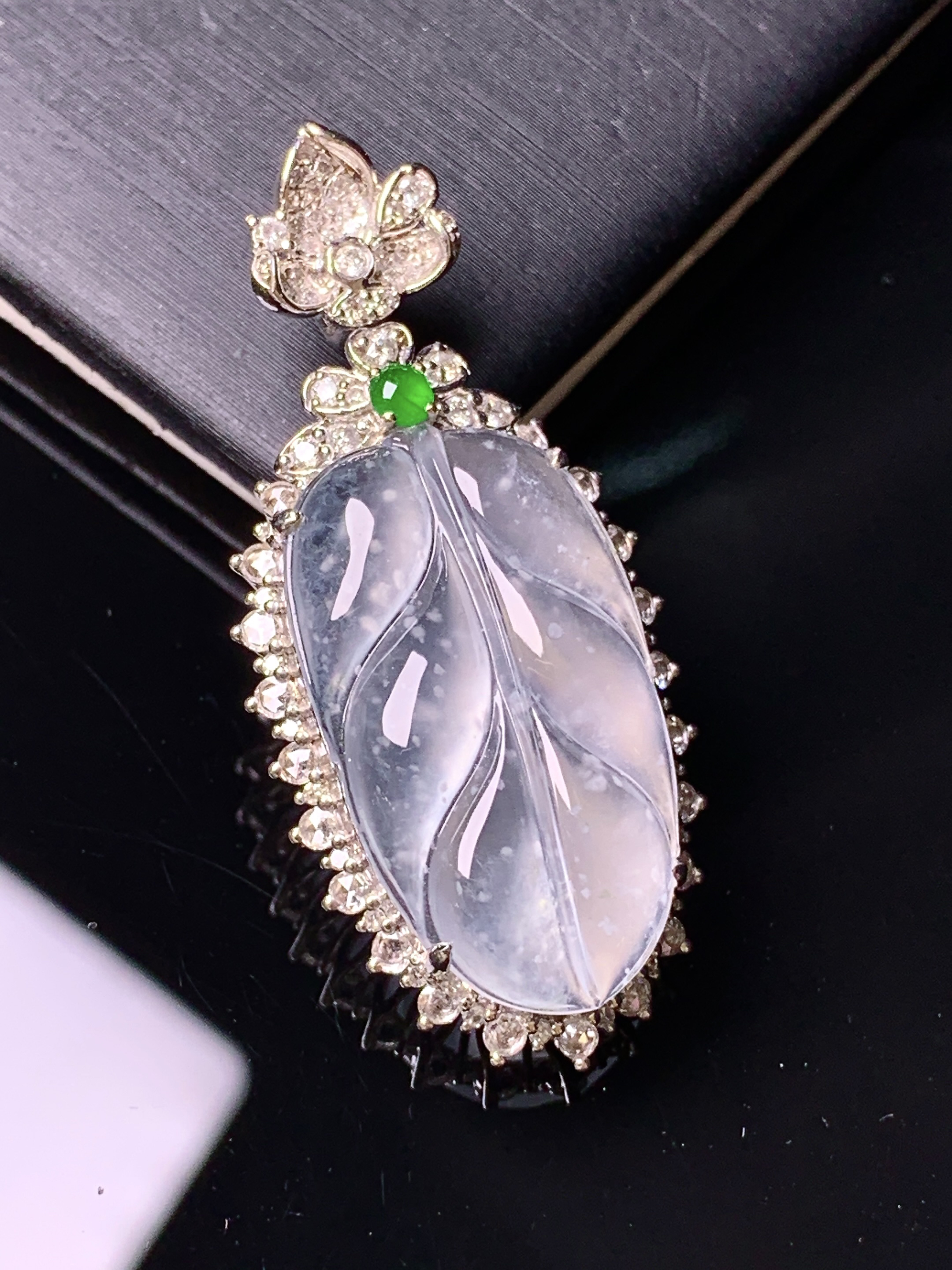 18k金钻镶嵌冰种雪花棉树叶吊坠 玉质细腻 色泽艳丽清新 水润亮眼 整体尺寸39.8*18*8.5f5