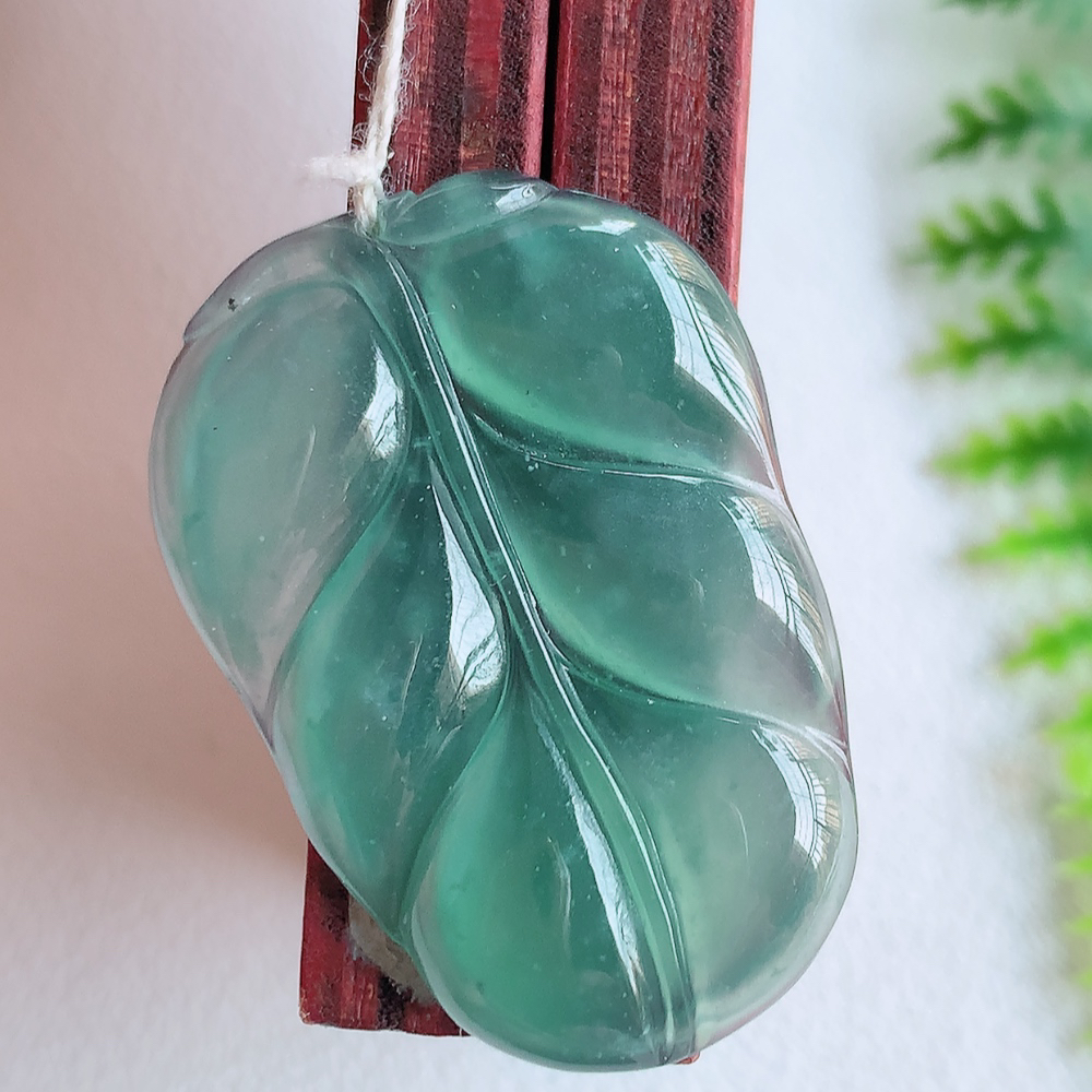 蓝冰金枝玉叶翡翠吊坠  老种起胶感  飘花灵动  寓意“金枝玉叶，大业有成，一夜成名”  饱满大气，水润通透。W415.18 尺寸：32-22.2-3.8mm