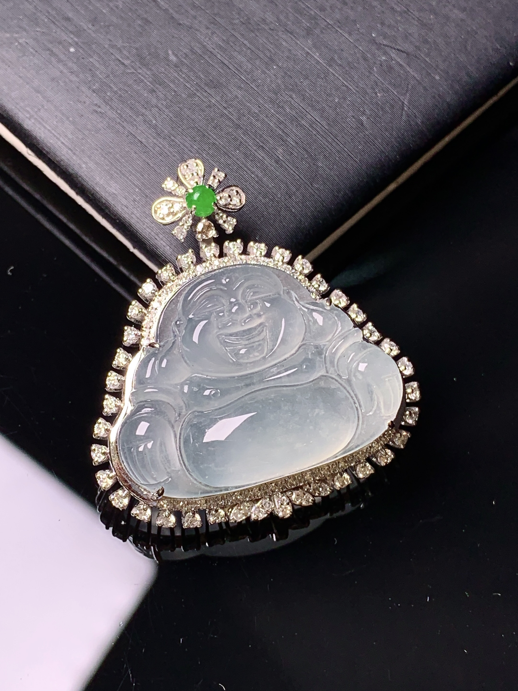 18k金钻镶嵌冰种佛公吊坠 玉质细腻 色泽艳丽清新 水润亮眼 整体尺寸31.5*28.3*10.2k