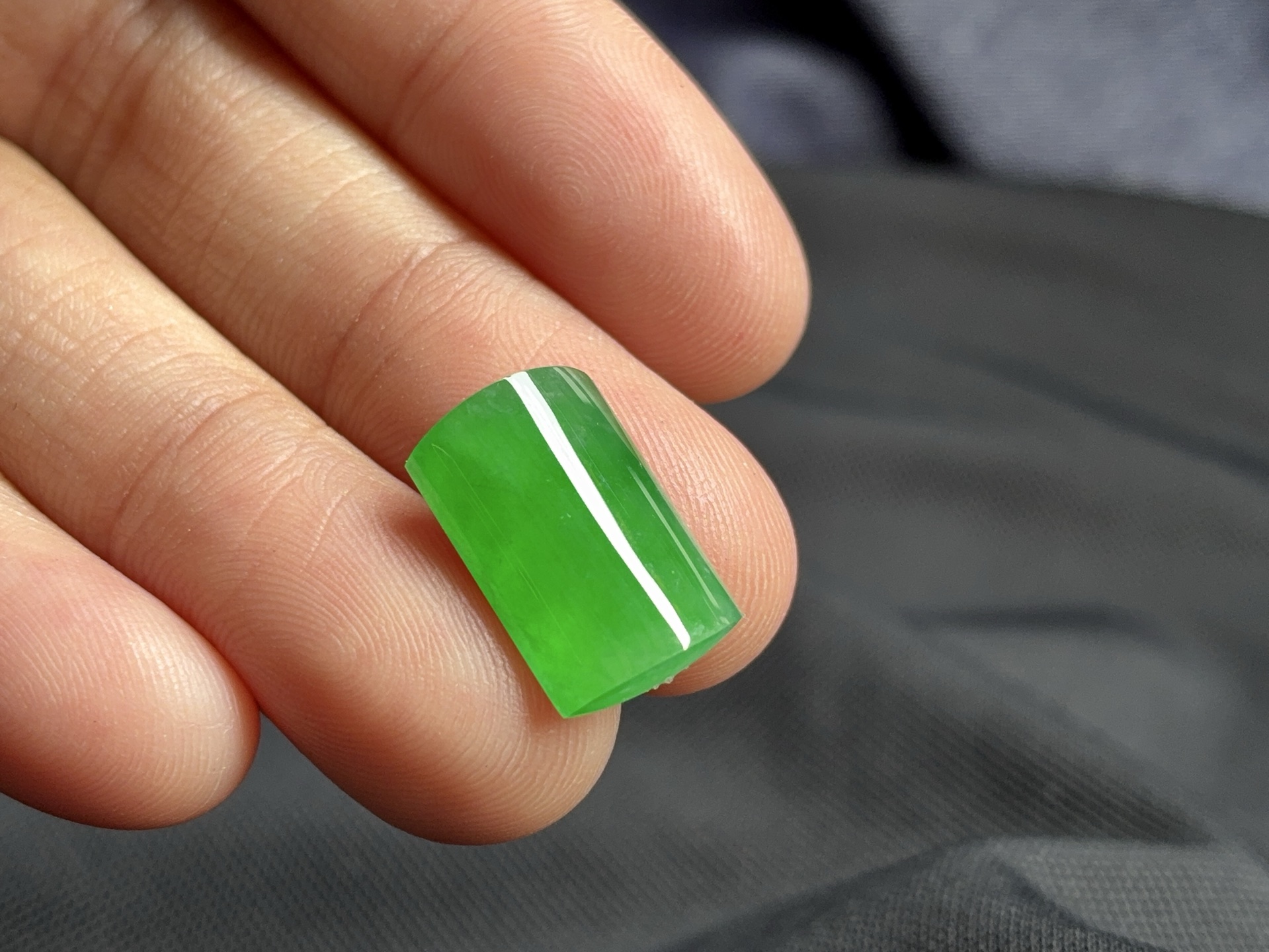 ️ 冰阳绿马鞍，色泽通透，翠色满盈，难以掩盖指尖荧光，尺寸9.4×14.8×3.6