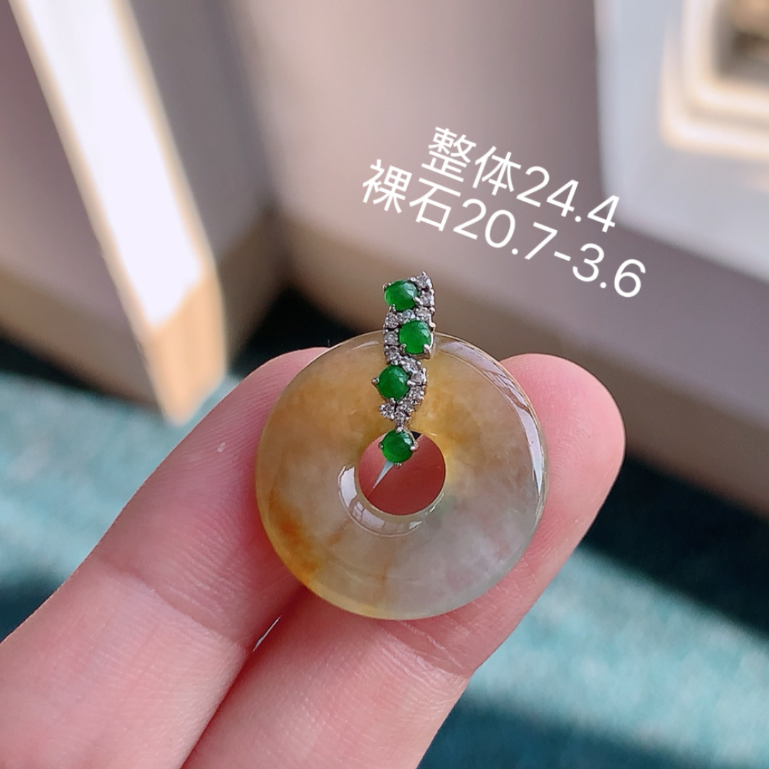 冰黄甜甜圈吊坠。色系甜美，种老饱满水润，佩戴优雅时尚，货号18417，20.7-3.6