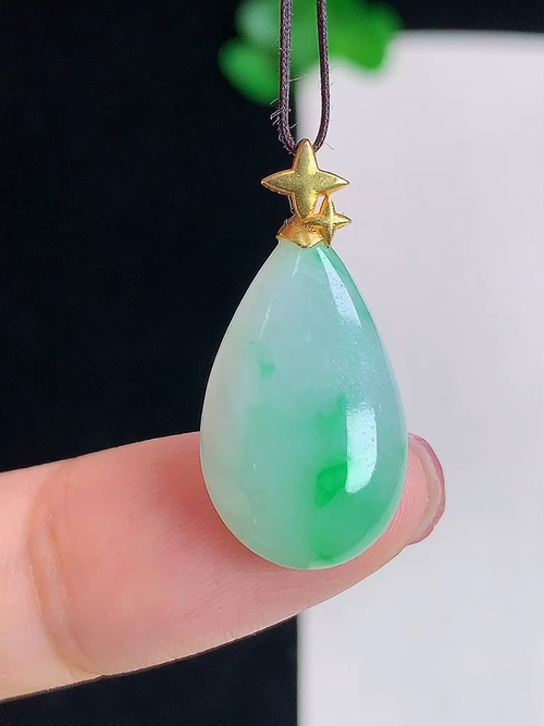 18k金镶飘绿水滴，无裂，尺寸19.7/11.8/4.7，№:y19306