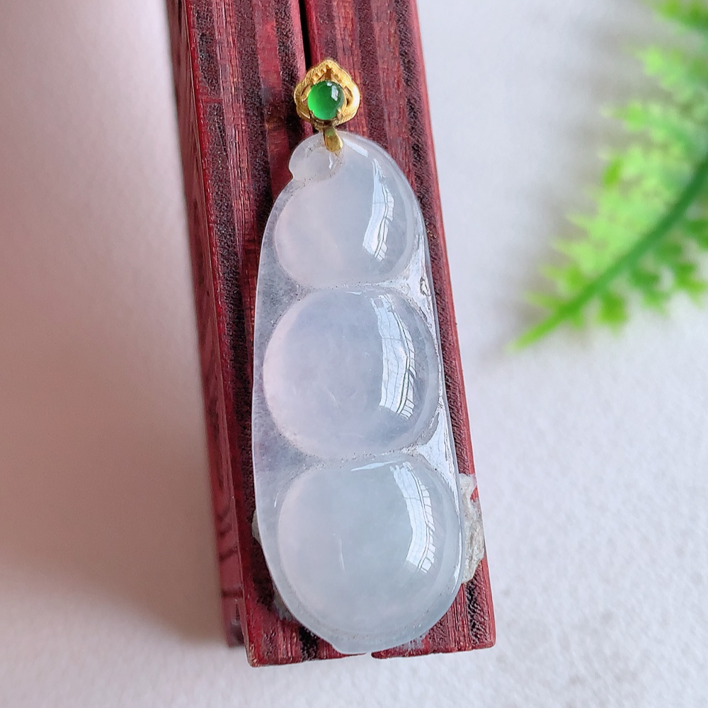 18k金扣冰润福豆翡翠挂件，老种飘花  冰清玉洁  胶感十足  寓意“四季平安，福气满满”颜色鲜艳，清新自然，饱满通透   W01.18  尺寸：30.3-11.8-3.8mm