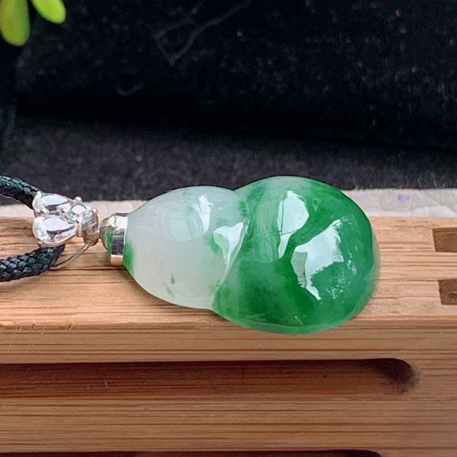 zz3实拍连金27.8*17*5天然缅甸翡翠飘绿花葫芦吊坠镶金扣精美福禄锁骨坠