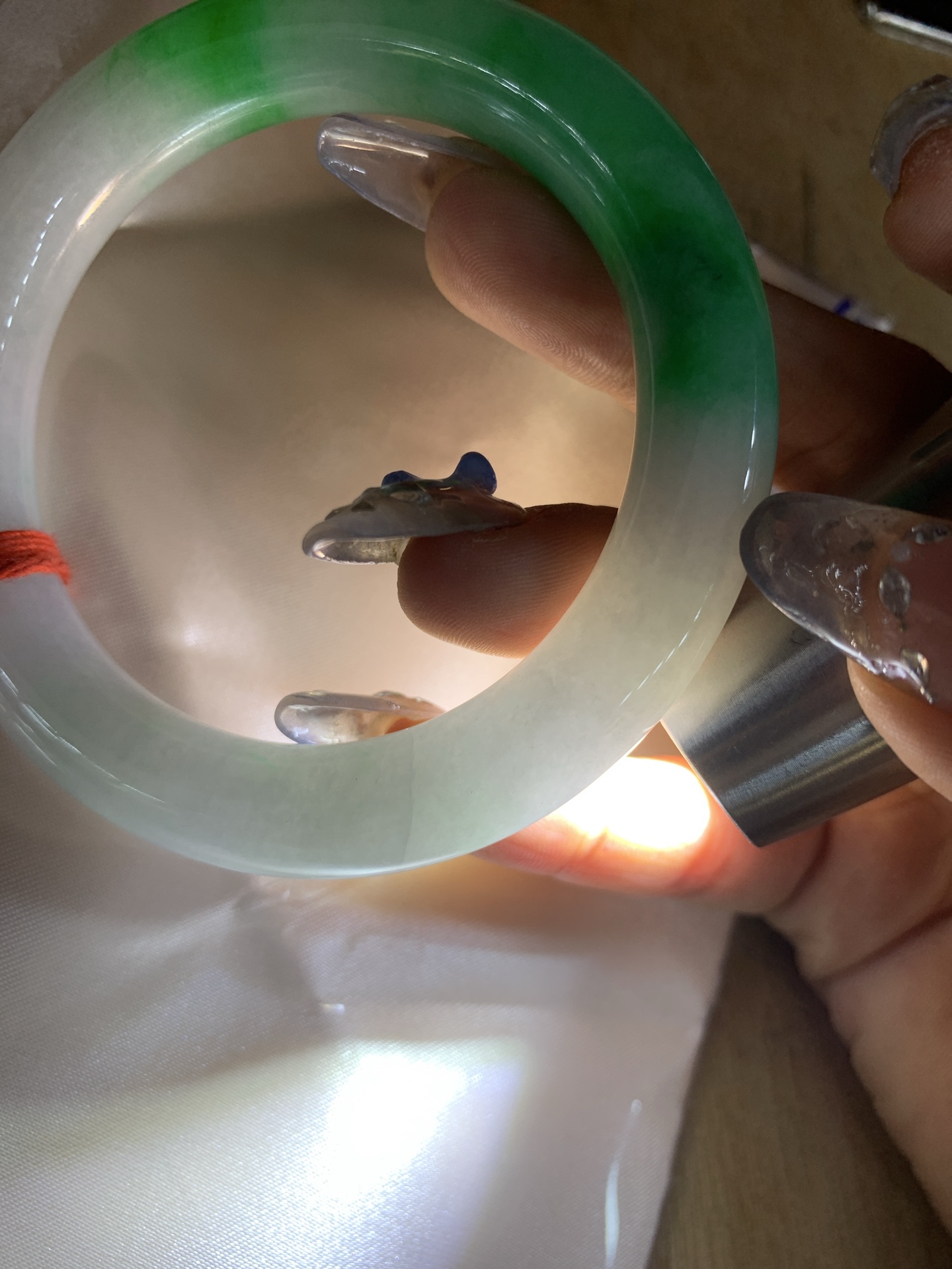 白底青辣绿圆条，55.1-10.6-11.1，0419-N481，打灯多处细纹，有断纹，底妆水润，一节辣绿花点缀，镯色生香，腕间之美，水润中透着灵气，仙气缭绕，温婉可人，举手投足间皆是美好