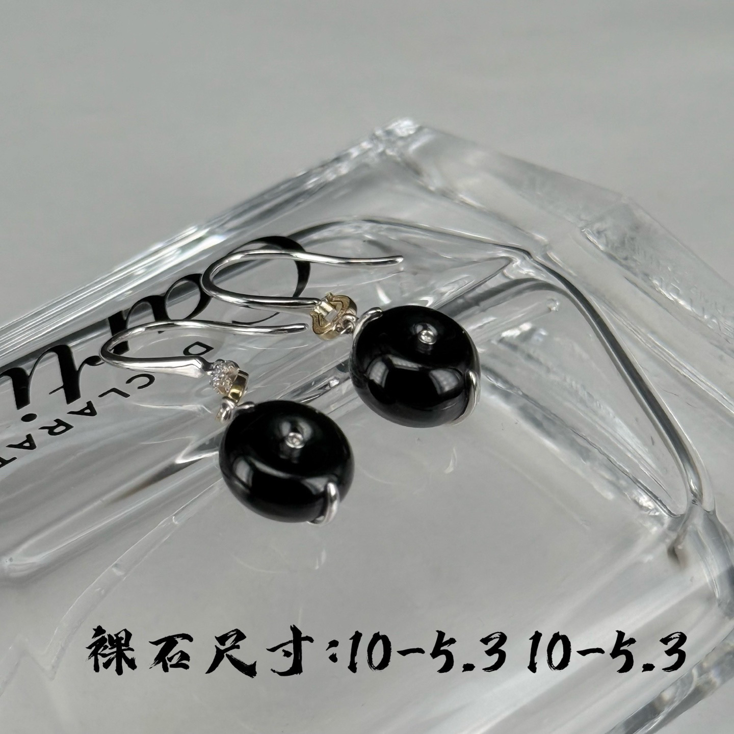 精品18k墨翠平安扣耳坠 种好色正 黑度极好 打灯通透 油性十足 尺寸10