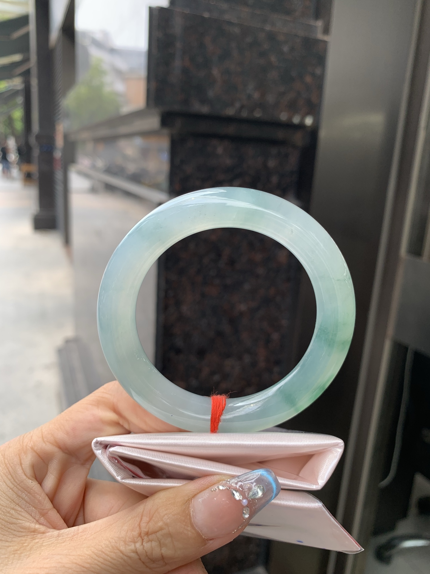 冰飘花圆条55-10.8-10.80419-N480，底妆冰胶细腻，蓝花灵动飘逸，勾勒出一幅唯美诗意