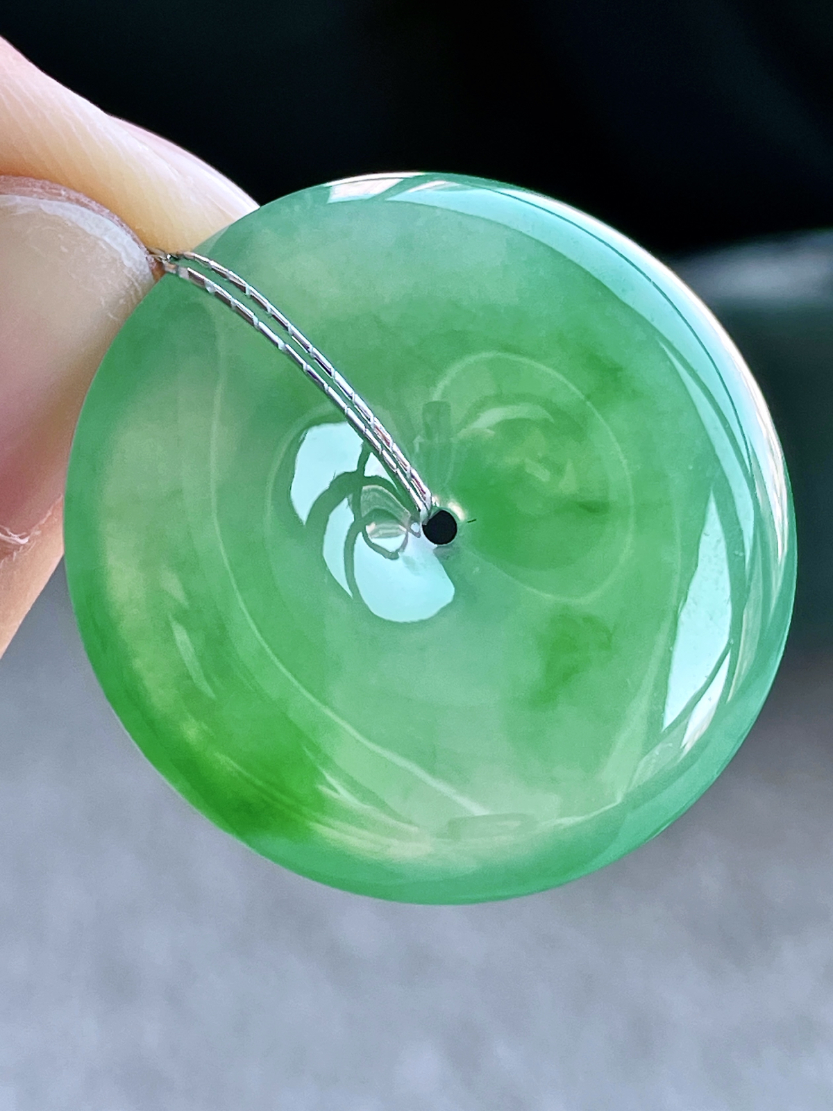 【裸石】高冰阳绿平安扣吊坠
【说明】缅料 完美 性价比高  
【尺寸】32.6-6.2